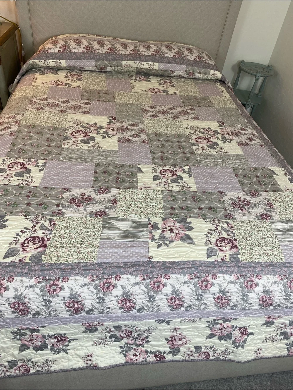 Floral Patchwork Quilt Bedspread in Lavender and Cream Queen